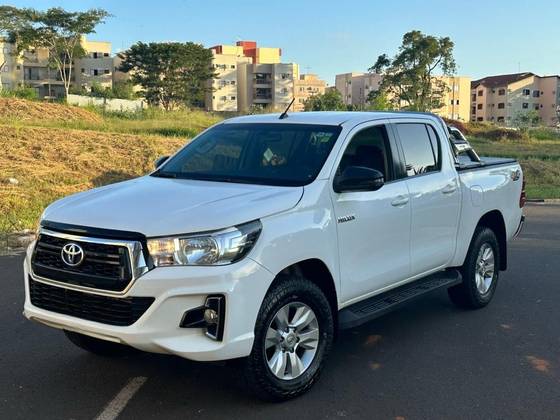 TOYOTA HILUX 2.8 SR 4X4 CD 16V DIESEL 4P AUTOMÁTICO TOYOTA HILUX 2.8 SR 4X4 CD 16V DIESEL 4P AUTOMÁTICO